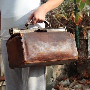 Buy And Price Antique Leather Gladstone Bag - Arad Branding