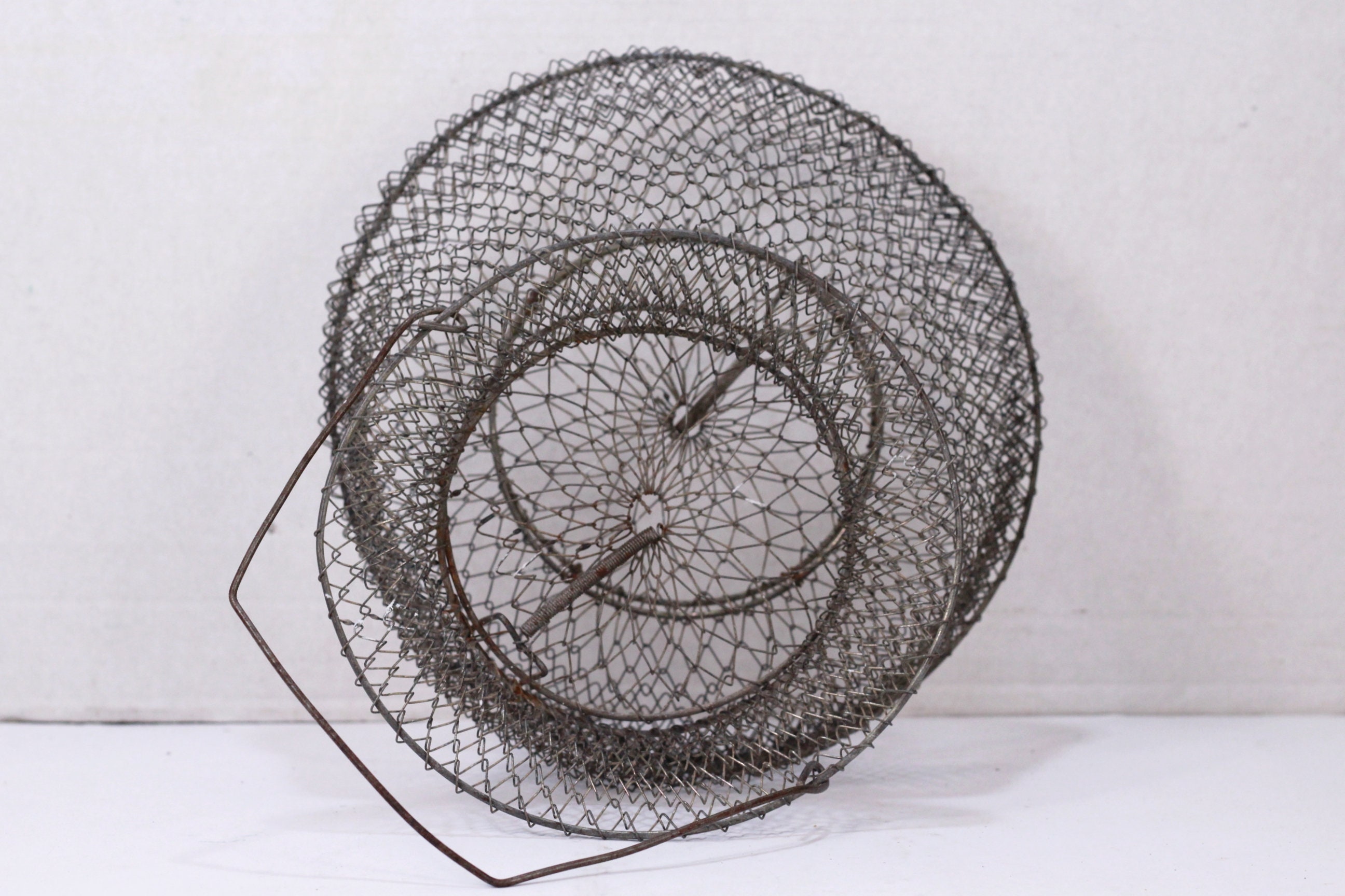 Panier à poisson vintage en filet métallique - années 1950 - de DustyMillerAntiques - France