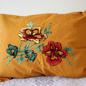 Taie d&#39;oreiller vintage en velours fleuri : housse de coussin bohème bulgare