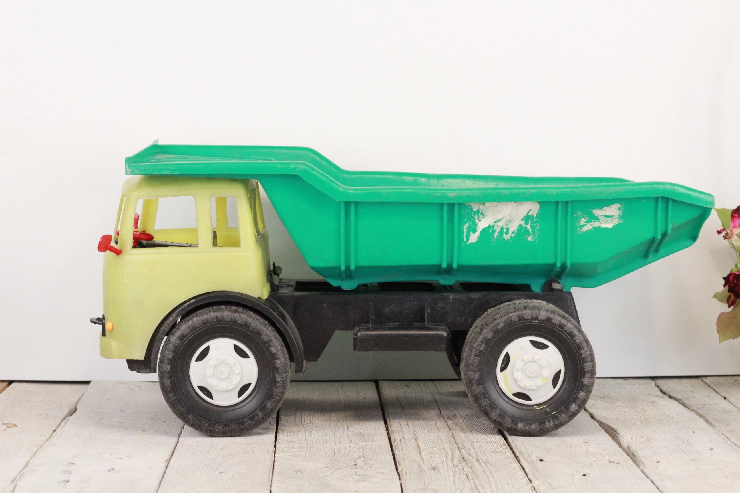 Camion-benne en plastique vintage : camion jouet bulgare des années 1980 - France