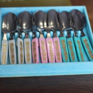 Ensemble vintage de cuillères et fourchettes à café : Bulgarie, acier inoxydable, manches colorés