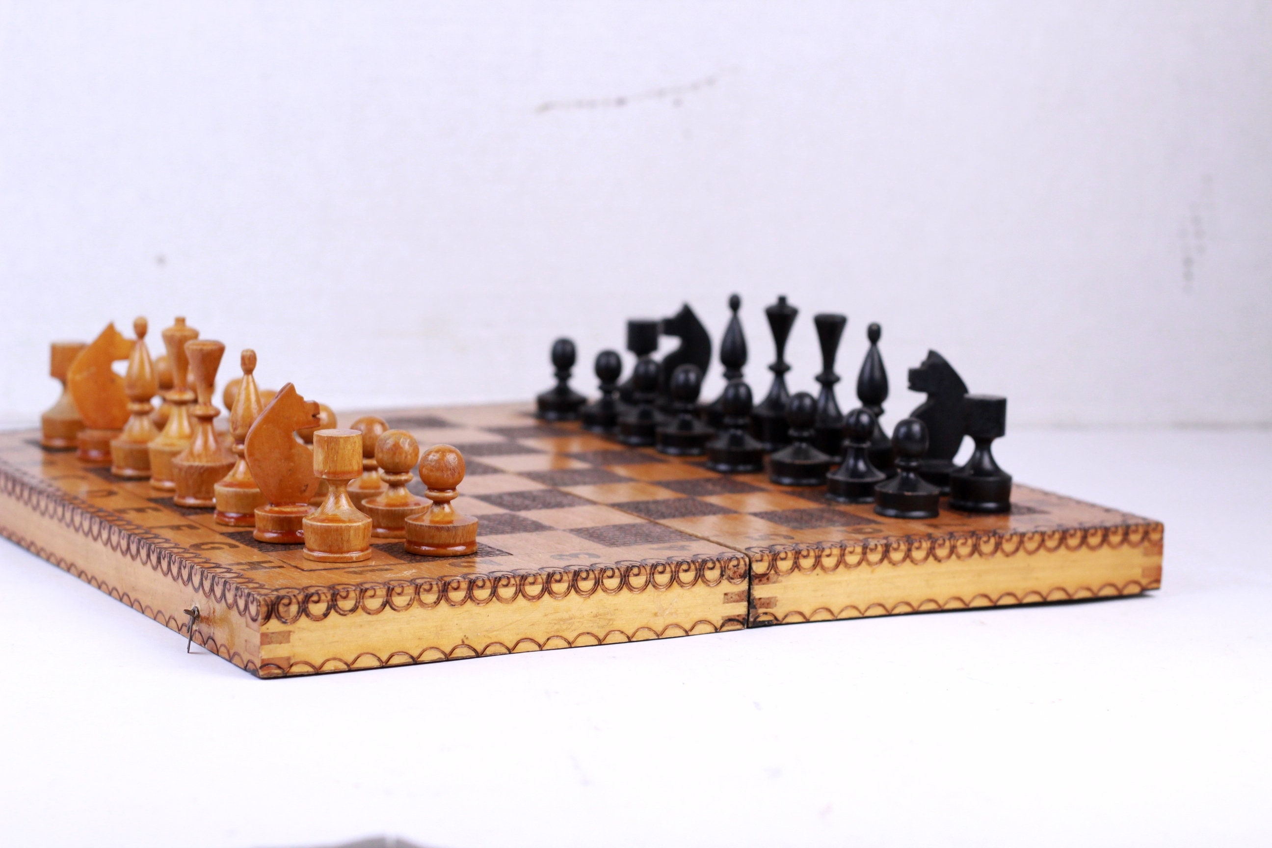 Lot 95 - A GUCCI VINTAGE WOODEN TRAVEL CHESS SET