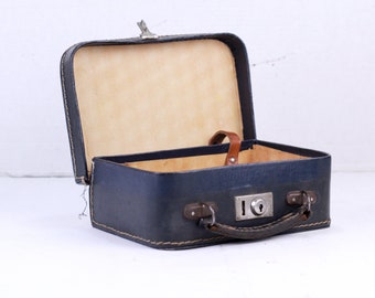 Kleiner Koffer aus den 1940er Jahren, grüner Koffer, Vintage-Koffer, Vintage-Reisekoffer, Kinderkoffer, alter Koffer, altes Gepäck, Geschenkidee