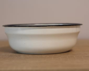 Weißes Vintage Emaille-Becken: Antike ländliche Emaille-Geschirr