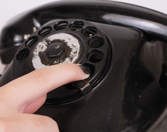 Telefone rotativo vintage de baquelite preta, estilo anos 50.
