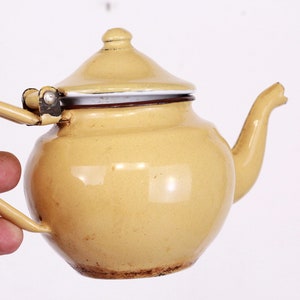 Vintage beige geëmailleerde theepot, waterkoker