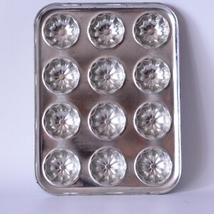 Forma vintage de aço inoxidável para 12 muffins, assadeira, cozinha dos anos 70