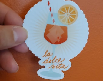 Pegatina Spritz/Aperitivo: Vinilo adhesivo troquelado "La Dolce Vita" (5 x 7,6 cm) para botella de agua, portátil o agenda.