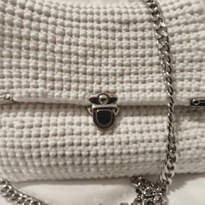 Bolso de Mano de Crochet Blanco Hecho a Mano – Elegante y Único, Forrado, con Cadena y Llavero