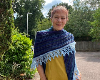 Handknitted Lace Shawl: Soft Wool Blend Shoulder Wrap