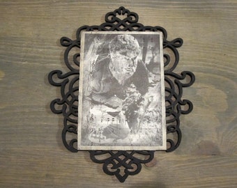 The Wolfman sur les feuilles de musique vintage et laser cut wood frame- Horror Gothic Spooky Decor