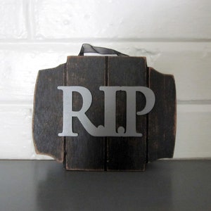 RIP hanging plaque- Gothic Halloween Decoration