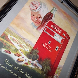 Anuncio vintage de Coca Cola Magazine. Hermoso y vivo en color. Década de 1950. Sombrero de tapa de botella.