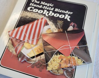 Vintagekuvert med kardborreförslutning. Kvalitetssidor från en vintage kokbok från 1990. Set om 12.