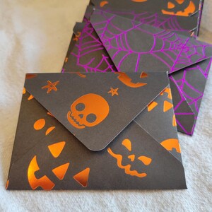 Envelopes Spooky feitos à mão. Conjunto de 8 em dois estilos diferentes. Cada envelope é único. Reutilizável com fecho de velcro!