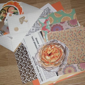 Orange pêche Junk kit de journal! Rempli de pièces amusantes, de restes d’ajouts vintage, d’autocollants, de coupes de teinture et d’embellissements. Journal de bricolage!