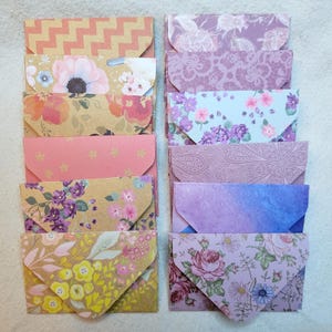 Beau lot de 12 enveloppes avec fermeture velcro. Papier cartonné de haute qualité. Réutilisable. Lumineux et coloré.