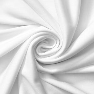 Op de afbeelding: Witte stof met een gladde, zijdeachtige textuur. De stof is gevouwen en gedraaid, waardoor een wervelend patroon ontstaat.