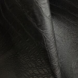 Peut inclure: Gros plan sur du faux cuir noir avec un motif textur&eacute; d'alligator.