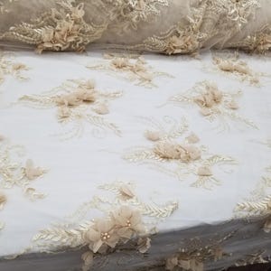 Elegante gasa floral color champán con perlas, encaje con lentejuelas en malla cortada a medida