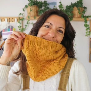 Spring Flower Cowl Knitting Pattern by Cecilia Losada, circular needles, learn to knit in the round