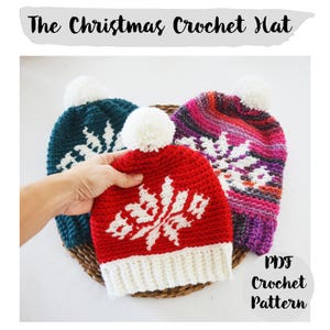 Puede incluir: Tres gorros de ganchillo con diseños de copos de nieve. Los gorros son rojo, verde azulado y con un patrón de rayas multicolores. Cada gorro tiene un pompón blanco en la parte superior. El texto "PDF Crochet Pattern" está en la esquina inferior derecha de la imagen.