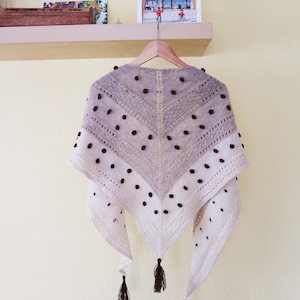 Seed Woman Shawl Knit Pattern by Cecilia Losada, Mamma Do It Yourself, shawl pattern, triangular shawl, easy, how to knit a shawl, videos