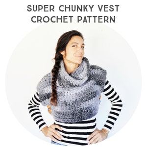 Puede incluir: Una mujer lleva una camisa a rayas grises y blancas y un chaleco de ganchillo gris. El chaleco tiene cuello de tortuga y está hecho con hilo grueso. El texto "SUPER CHUNKY VEST CROCHET PATTERN" está en la parte superior de la imagen.
