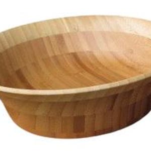 Puede incluir: Un cuenco de madera ovalado grande con un acabado marr&oacute;n claro. El cuenco tiene un borde inclinado y un interior amplio y abierto. La veta de la madera es visible en todo el cuenco, que parece estar hecho de bamb&uacute;.