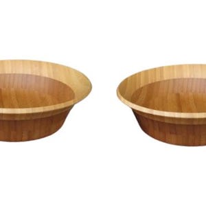 Puede incluir: Dos cuencos de madera con un borde marr&oacute;n claro y una base marr&oacute;n m&aacute;s oscura. Los cuencos tienen forma redonda y est&aacute;n hechos de madera natural. Los cuencos est&aacute;n vac&iacute;os y listos para usar.