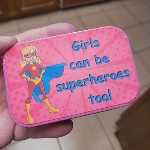 Ragazza supereroina in scatola alterata