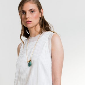 Collana con ciondolo lungo, collana con pietra grezza, ciondolo con perline, collana lunga contemporanea, collana in oro con pietre preziose, regalo di compleanno per lei