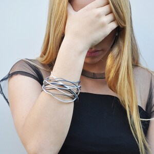 Pulseiras marteladas à mão, pilha de pulseiras de prata, conjunto de 12 pulseiras femininas, pulseira empilhável, conjunto de pulseiras finas, joias de verão