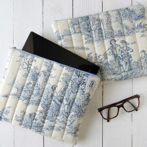 Capa para tablet Toile de Jouy azul bege, bolsa para tablet feita à mão em algodão com estofamento em cena pastoral, estilo casa de campo francesa