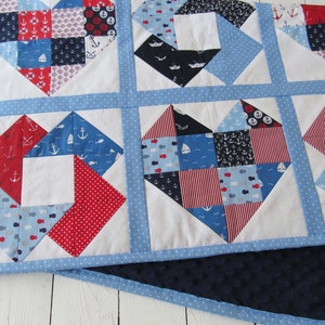 kleine maritime Patchworkdecke blau weiß rot für Kinderzimmer Kinderdecke 80x110 cm maritim Quilt mit Anker und Streifen