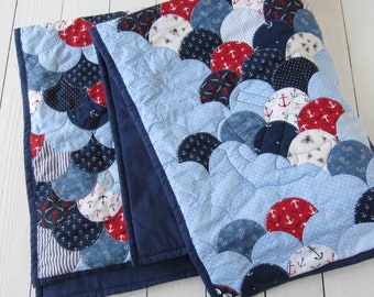 Anker Muschelquilt für Kinderzimmer Kinderdecke maritim Quilt blau weiß rot reine Baumwolle Patchworkdecke 1x1 m