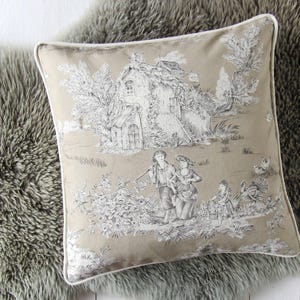 Kussenhoes van Toile de Jouy-katoen – beige grijs – Franse stof voor elegante woonruimtes