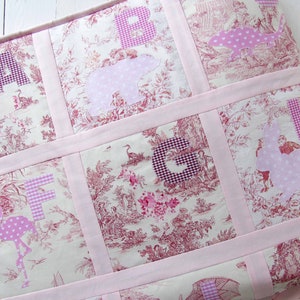 Barnfilt Toile de Jouy Djur ABC rosa krämfärgad lapptäcke med djurnamn ABC täcke rosa djuralfabet gosig filt 1,20 m x 1,20 m