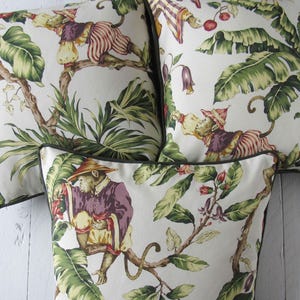 Kissenhülle Affen im Dschungel mit exotischen Pflanzen und Blumen in 40x40 cm, Kissenbezug grün mit handgemachter Paspel und Reißverschluss