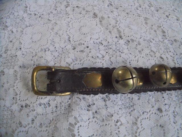 Clochettes de traîneau anciennes sur bracelet en cuir