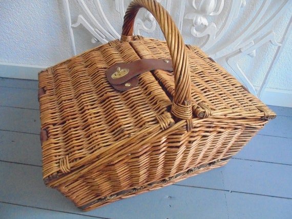 wicker basket/vintage wicker trunk/wicker travel b