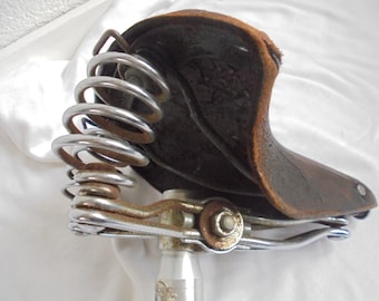 Ancienne Selle Vélo Cuir Noir Sur Support – Route Course – Fabrication Française