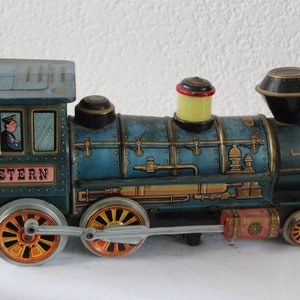 Ancienne Locomotive En Tôle Tri-ang Anglaise - À Restaurer