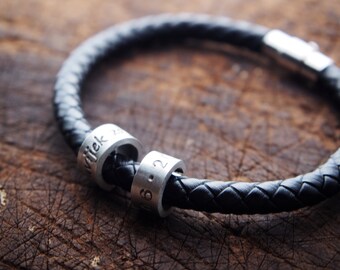 Cuir véritable/cadeaux pour homme, bracelets pour homme, bracelet prénom, nom d'enfant pour cadeau mari, cadeau d'anniversaire, estampé à la main, bagues, cadeaux pour la fête des pères