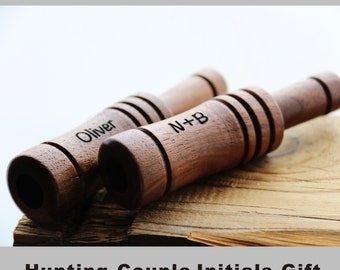 Iniziali per coppia di regali di caccia, richiamo per anatre personalizzato, regali per la caccia alle anatre, padre, marito, regalo, personalizzato, richiamo per anatre, regalo per tiro al piattello per ragazzi
