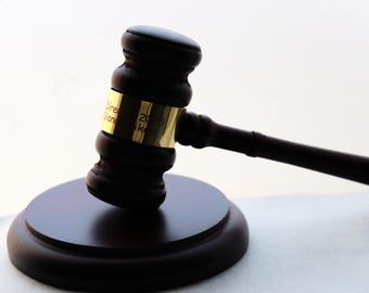 Gepersonaliseerde rechterhamer hamer en klankblok met gegraveerde gouden band, gegraveerde houten hamerset, debatcadeaus, advocaat afstudeercadeau
