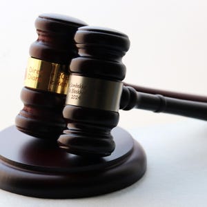 Personalized Judge&#39;s Gavel and Sound Block with Engraved Gold Silver Band, Engraved Wood Gavel Set, Debate Gifts, Lawyer Graduation Gift