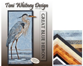 Puede incluir: Un kit de acolchado que incluye un patrón y tela para un acolchado de Great Blue Heron. El kit incluye un patrón con una ilustración detallada de una garceta azul de pie en el agua, y una selección de telas en tonos de azul, marrón y beige.