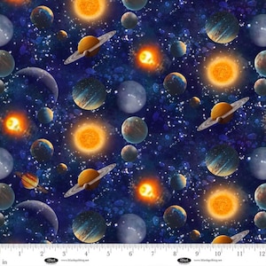 Pode incluir: Um padrão de tecido com uma cena espacial vibrante. O design inclui planetas, estrelas e sóis brilhantes contra um fundo azul escuro. Planetas com anéis e de vários tamanhos estão espalhados. Medidas em polegadas, aproximadamente 30,48 cm.
