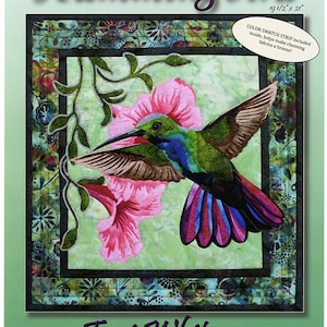 Könnte beinhalten: Ein farbenfrohes Design mit einem Kolibri, rosa Blüten und grünen Blättern. Das Kunstwerk ist mit einem schwarzen Rahmen versehen und trägt die Aufschrift "Hummingbird" und "Toni Whitney design". Die Maße betragen 49,5 cm x 53,3 cm.